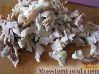 Фото приготовления рецепта: Салат куриный с пекинской капустой и сухариками - шаг №5