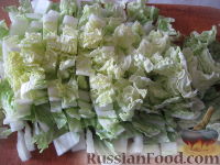 Фото приготовления рецепта: Салат куриный с пекинской капустой и сухариками - шаг №7