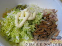 Фото приготовления рецепта: Салат куриный с пекинской капустой и сухариками - шаг №9