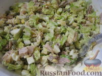 Фото приготовления рецепта: Салат куриный с пекинской капустой и сухариками - шаг №10