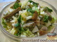 Фото приготовления рецепта: Салат куриный с пекинской капустой и сухариками - шаг №11