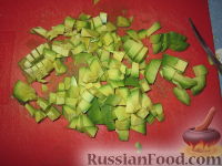 Фото приготовления рецепта: Салат из авокадо с креветками, крабовыми палочками и фенхелем - шаг №5
