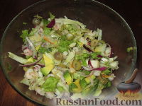 Фото приготовления рецепта: Салат из авокадо с креветками, крабовыми палочками и фенхелем - шаг №9