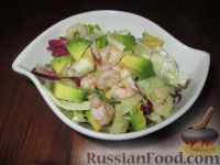 Фото приготовления рецепта: Салат из авокадо с креветками, крабовыми палочками и фенхелем - шаг №10
