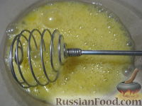 Фото приготовления рецепта: Омлет сырный - шаг №4