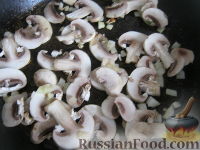 Фото приготовления рецепта: Борщ с грибами и черносливом - шаг №15
