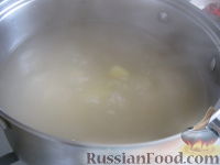 Фото приготовления рецепта: Борщ с грибами и черносливом - шаг №4