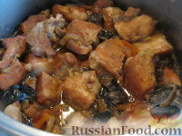 Фото приготовления рецепта: Мясо тушеное с черносливом - шаг №11