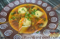 Фото приготовления рецепта: Салат с курицей, картофелем, морковью и маринованными опятами - шаг №7
