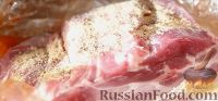Фото приготовления рецепта: Пикантная свиная шейка на капусте с паприкой - шаг №3