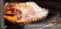 Фото приготовления рецепта: Пикантная свиная шейка на капусте с паприкой - шаг №5