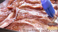 Фото приготовления рецепта: Отбивные из свинины в духовке, в сметанной заливке с горчицей и сыром - шаг №2