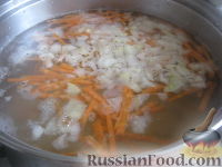Фото приготовления рецепта: Сырный суп с фрикадельками - шаг №4