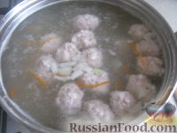 Фото приготовления рецепта: Сырный суп с фрикадельками - шаг №7