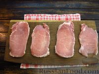 Фото приготовления рецепта: Свиные отбивные в панировке из хлебной крошки - шаг №2