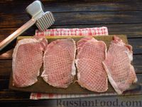 Фото приготовления рецепта: Свиные отбивные в панировке из хлебной крошки - шаг №3
