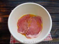 Фото приготовления рецепта: Свиные отбивные в панировке из хлебной крошки - шаг №9