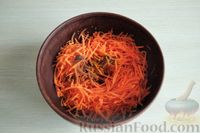 Фото приготовления рецепта: Салат с капустой, морковью, нутом и сыром - шаг №4