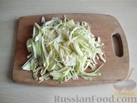 Фото приготовления рецепта: Салат с капустой, морковью, нутом и сыром - шаг №5