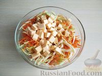 Фото приготовления рецепта: Салат с капустой, морковью, нутом и сыром - шаг №8