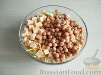 Фото приготовления рецепта: Салат с капустой, морковью, нутом и сыром - шаг №9
