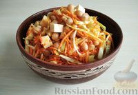 Фото приготовления рецепта: Салат с капустой, морковью, нутом и сыром - шаг №11