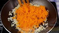 Фото приготовления рецепта: Паштет из куриных сердечек с морковкой и луком - шаг №9