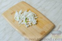 Фото приготовления рецепта: Овощной салат с колбасой, жареными шампиньонами и сыром - шаг №2