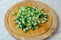 Фото приготовления рецепта: Овощной салат с колбасой, жареными шампиньонами и сыром - шаг №6