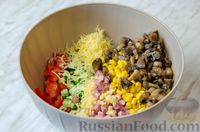 Фото приготовления рецепта: Овощной салат с колбасой, жареными шампиньонами и сыром - шаг №10
