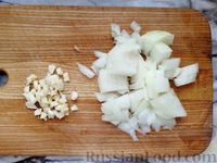 Фото приготовления рецепта: Картошка, тушенная с грибами и куриными сердечками - шаг №6