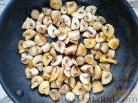 Фото приготовления рецепта: Картошка, тушенная с грибами и куриными сердечками - шаг №5