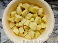 Фото приготовления рецепта: Картошка, тушенная с грибами и куриными сердечками - шаг №7