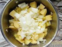 Фото приготовления рецепта: Картошка, тушенная с грибами и куриными сердечками - шаг №8