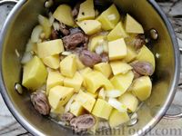 Фото приготовления рецепта: Картошка, тушенная с грибами и куриными сердечками - шаг №9