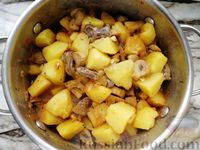 Фото приготовления рецепта: Картошка, тушенная с грибами и куриными сердечками - шаг №11