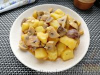 Фото приготовления рецепта: Картошка, тушенная с грибами и куриными сердечками - шаг №12