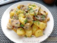 Фото приготовления рецепта: Картошка, тушенная с грибами и куриными сердечками - шаг №13