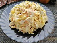 Фото к рецепту: Салат с курицей, маринованными шампиньонами, овощами и сыром