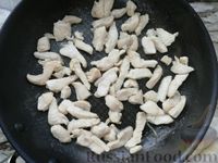Фото приготовления рецепта: Салат с курицей, маринованными шампиньонами, овощами и сыром - шаг №4