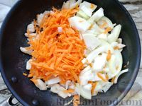 Фото приготовления рецепта: Салат с курицей, маринованными шампиньонами, овощами и сыром - шаг №5