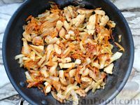 Фото приготовления рецепта: Салат с курицей, маринованными шампиньонами, овощами и сыром - шаг №6