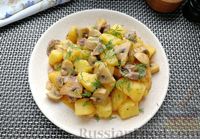 Фото к рецепту: Картошка, тушенная с грибами и куриными сердечками