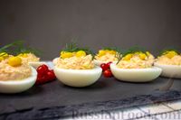 Фото к рецепту: Фаршированные яйца с крабовыми палочками, кукурузой и сливочным сыром