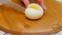 Фото приготовления рецепта: Фаршированные яйца с крабовыми палочками, кукурузой и сливочным сыром - шаг №2