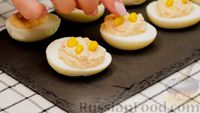 Фото приготовления рецепта: Фаршированные яйца с крабовыми палочками, кукурузой и сливочным сыром - шаг №5