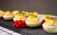 Фото приготовления рецепта: Фаршированные яйца с крабовыми палочками, кукурузой и сливочным сыром - шаг №6