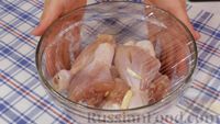 Фото приготовления рецепта: Хрустящие куриные ножки в панировочных сухарях (в духовке) - шаг №6