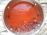 Фото приготовления рецепта: Суп с фасолью, копчёной грудинкой и томатным соком - шаг №6