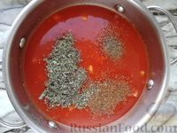Фото приготовления рецепта: Суп с фасолью, копчёной грудинкой и томатным соком - шаг №7